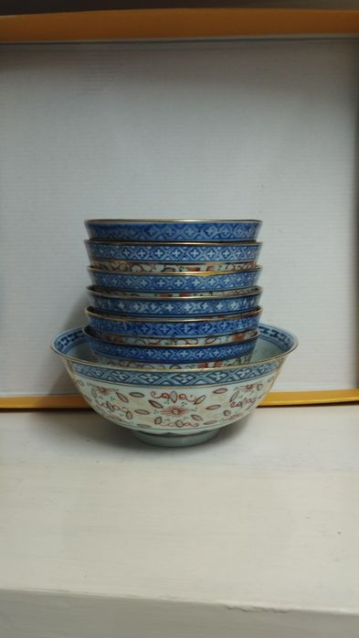 Taças pratos e colheres de porcelana chinesa