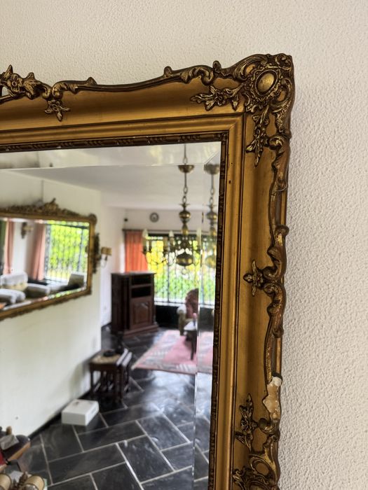 Espelho grande com moldura dourada