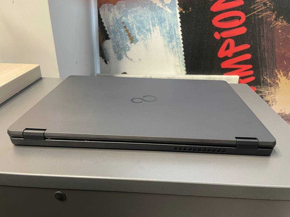 Ультралегкий 0.9кг! Fujitsu U7311 / i5-1135G7 / 8GB / IPS / LTE