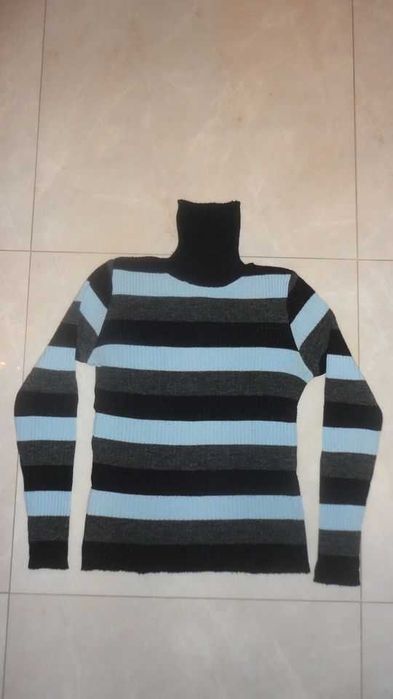 Camisola de senhora em malha às riscas azul, cinza e preta