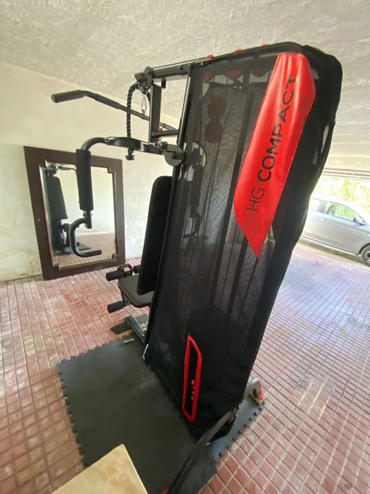 Aparelho de musculação com barra e espelho