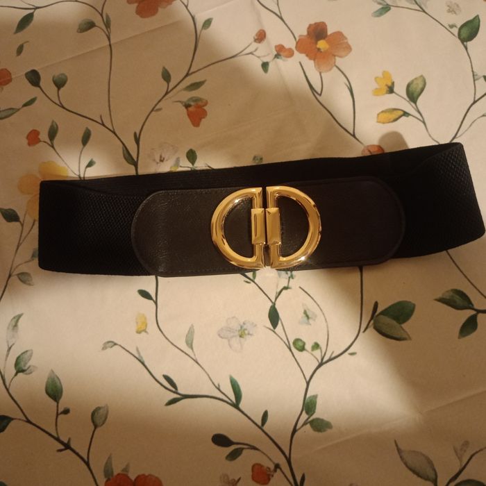 Nowy damski pasek na gumie zapinany na klamrę.