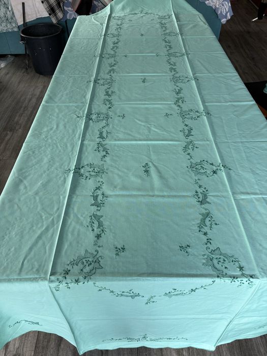 Toalha de mesa oval com bordado manual 330x155 e 12 guardanapos