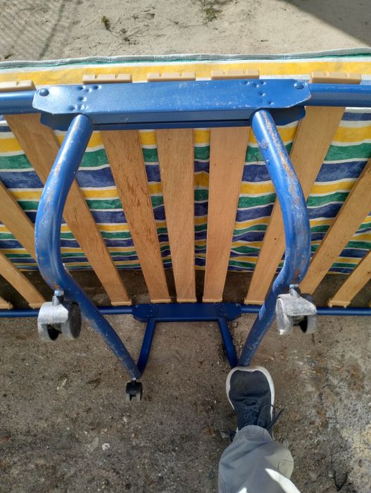 Łóżko polowe z materacem.