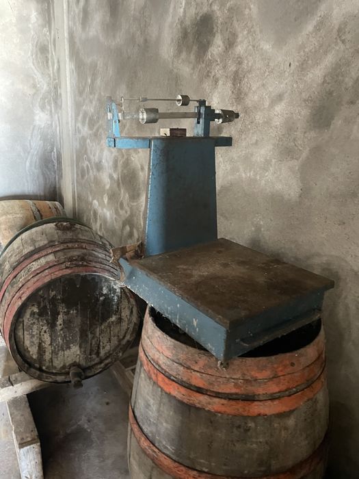 Pipas antigas  e balança