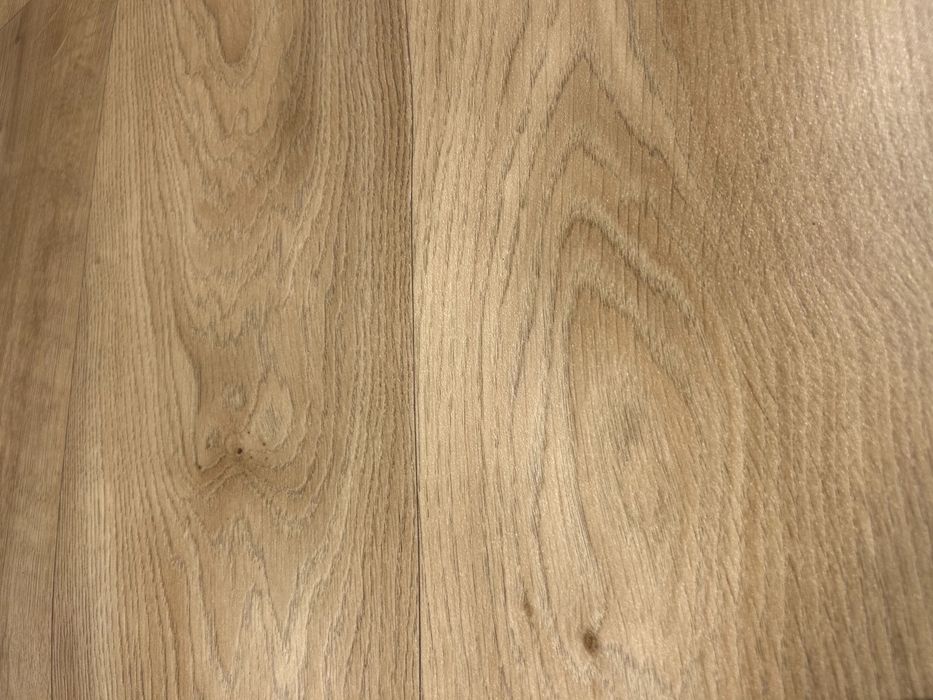 Pavimento vinílico novo – efeito madeira – 2,20 × 4,00 m – 8,8 m²