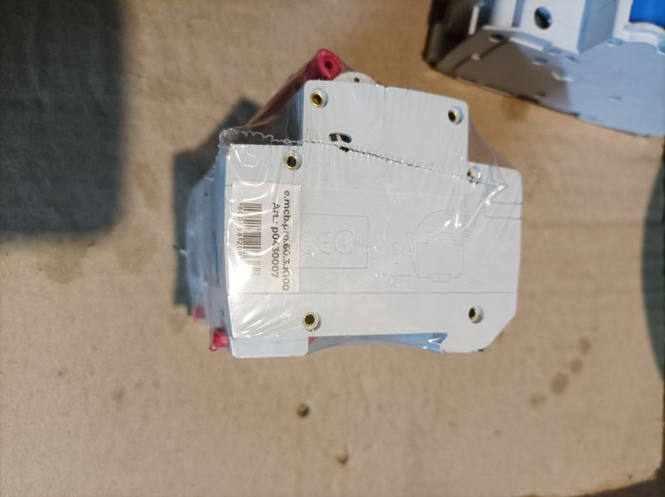 Трьох полюсний автоматичний вимикач