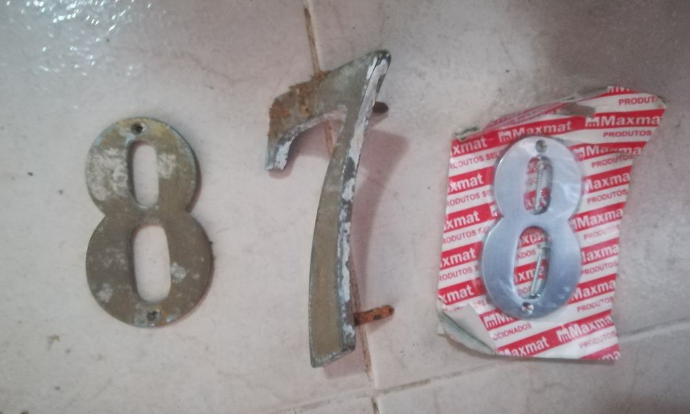 Números de porta em latão e alumínio
