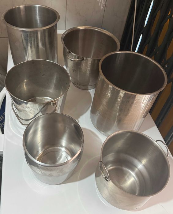 Conjunto de recipientes em metal