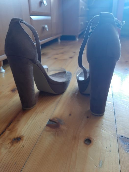 Buty zamszowe na słupku