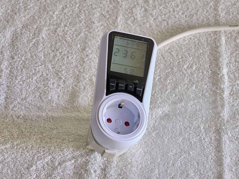 Medidor digital de consumo, custo e potência elétrica