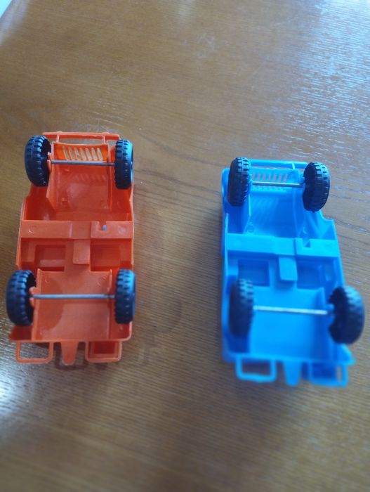 2 carros de brincar em muito bom estado