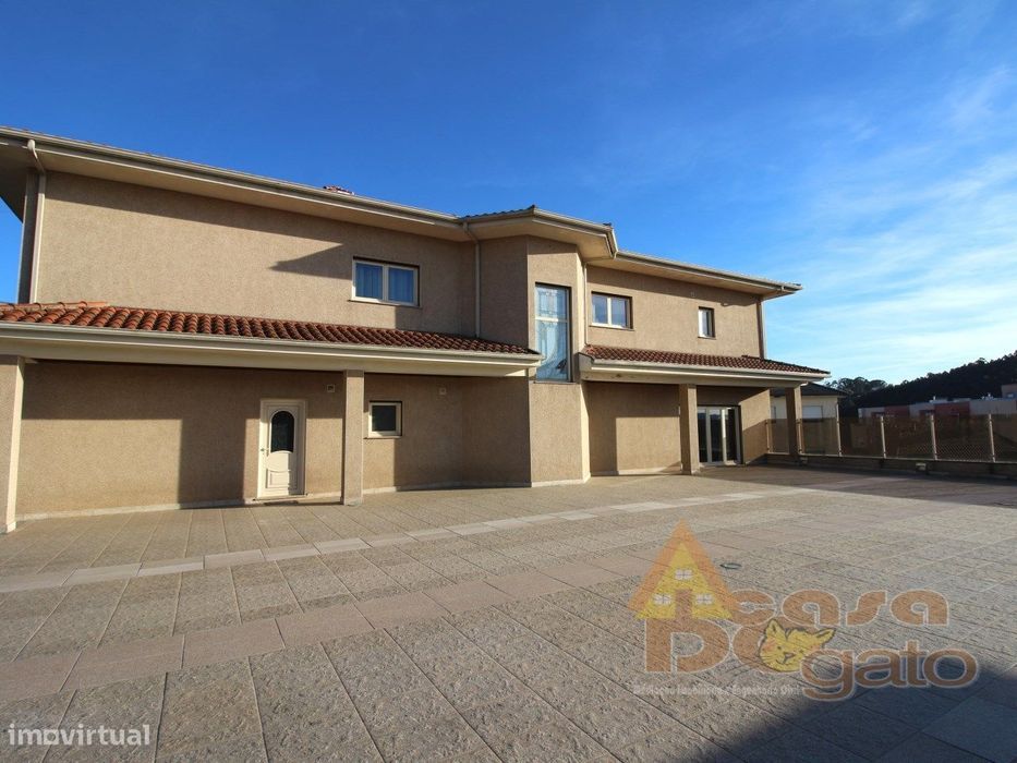 Moradia de 4 frentes com cave de 700 M2