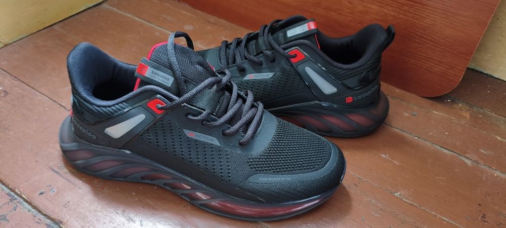 Кросівки BAAS 45 29.5 чорні з червоним