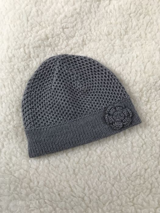 Szara elegancka zimowa czapka damska z kwiatem s.Oliver