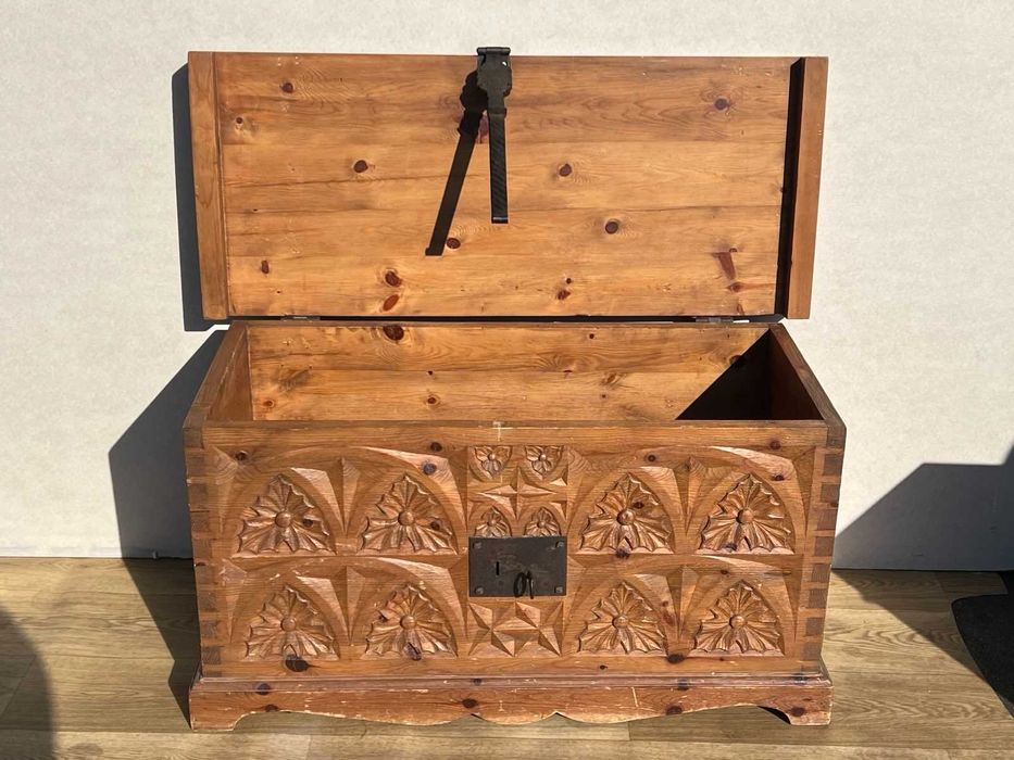 Drewniana skrzynia z litego drewna
