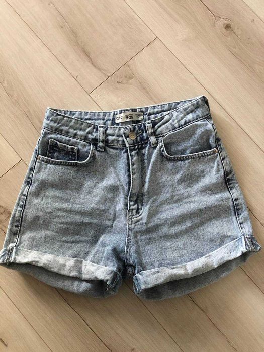 Короткі джинсові шорти