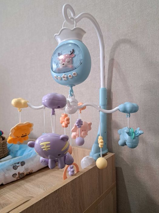 Мобіль дитячий акумуляторний з проектором, музична карусель