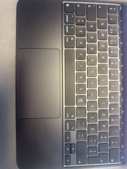 iPad Pro 13” M4 256 GB + Magic Keyboard — Impecável