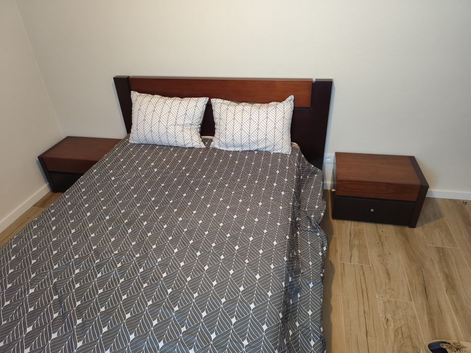 Conjunto de Quarto Moderno (Cama de Casal + 2 Mesas de Cabeceira) - Madeira Bi-tom