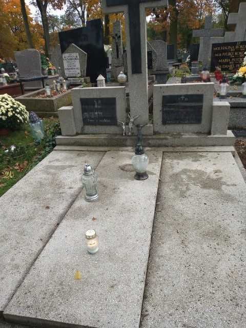 Sprzątanie nagrobków