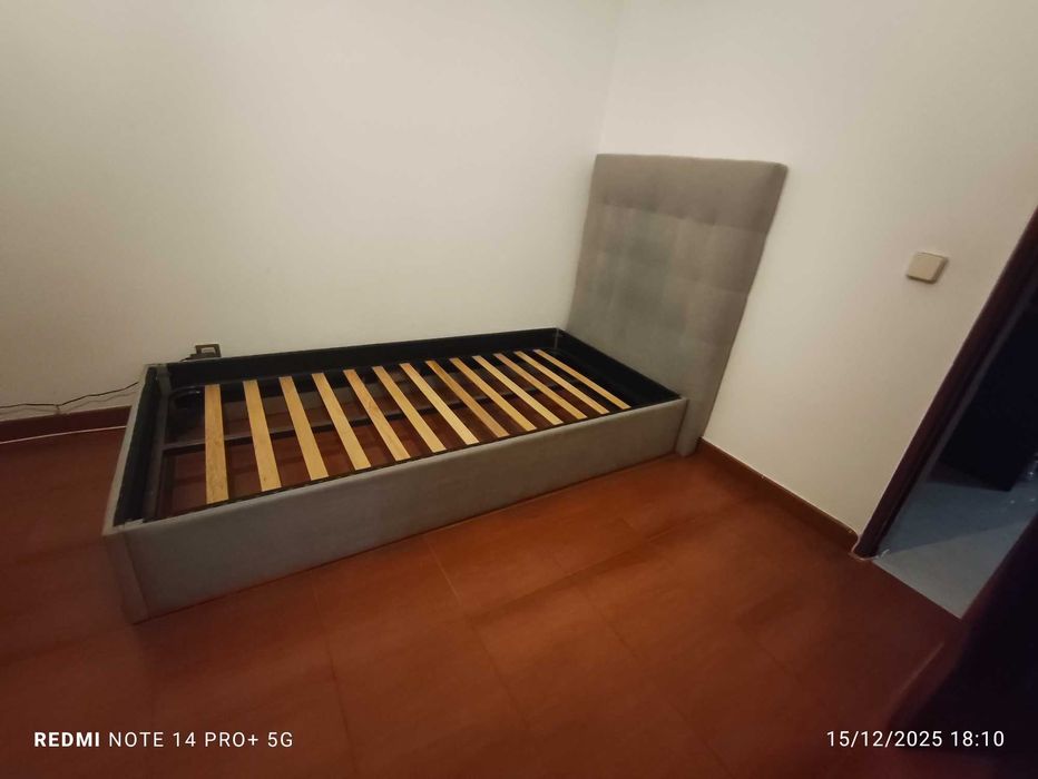 Cama de solteiro com estrado
