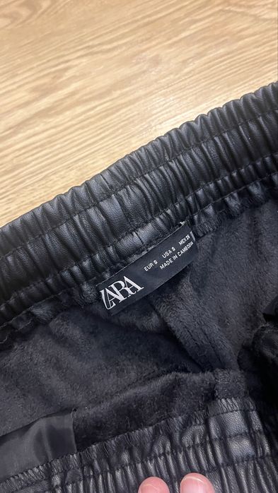 Чорні шкіряні джогери ZARA