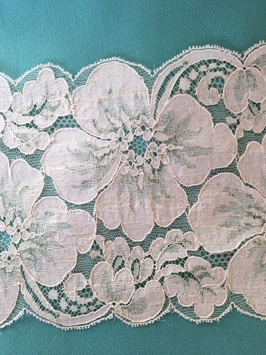 Renda bege com 13,50 cm de largura