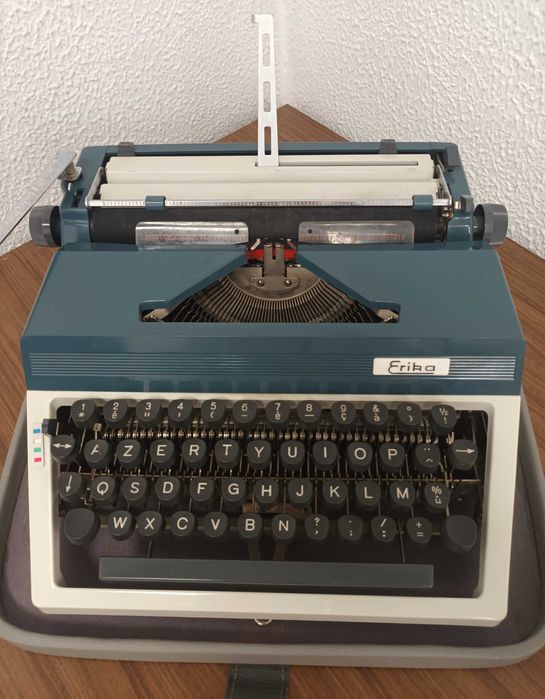 Máquina de escrever Erika model 30