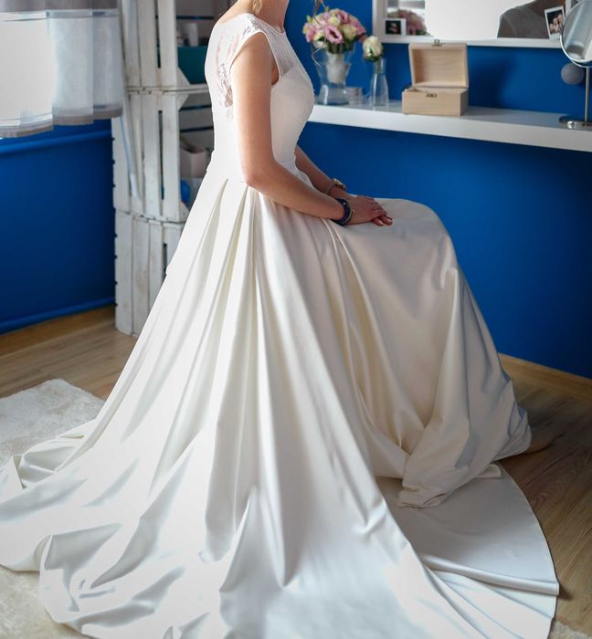 Suknia ślubna satynowa z kieszeniami