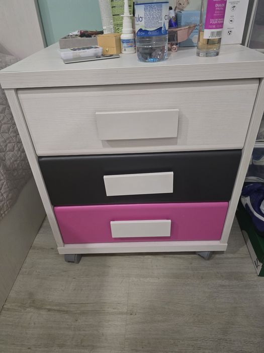 Mobilia de solteiro com 2 camas (uma tipo gaveta que fecha quando nao