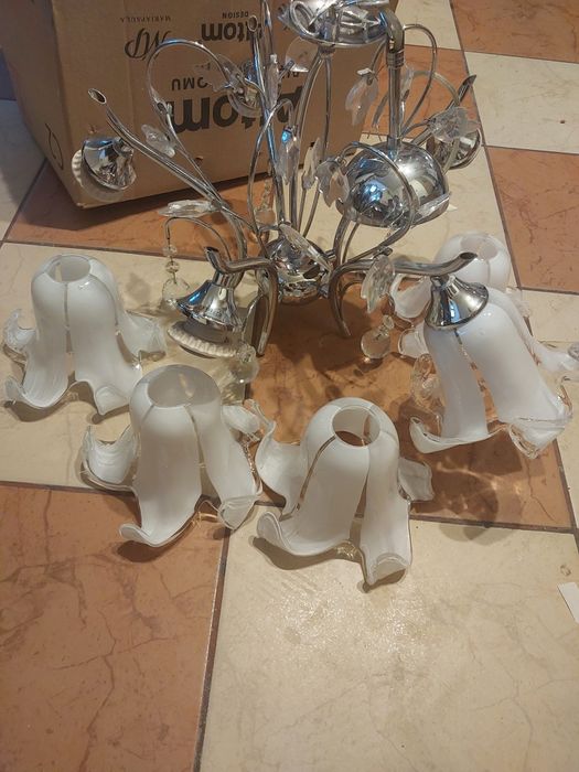 Żyrandol z pięcioma kloszami