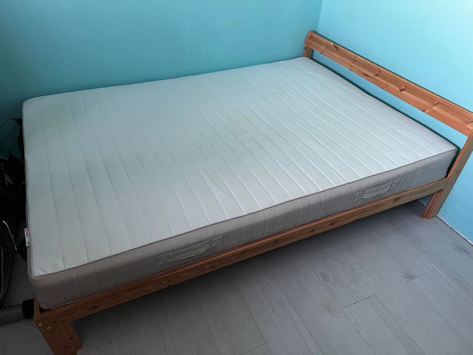 Sprzedam ramę łóżka z materacem