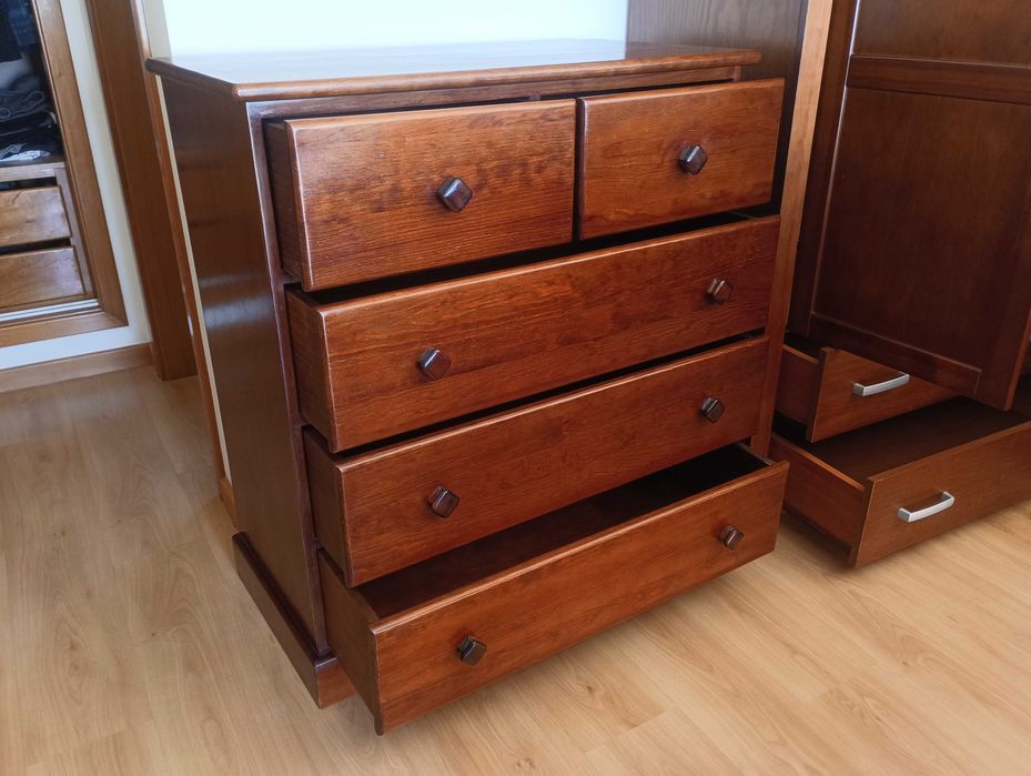 Cómoda em madeira de pinho