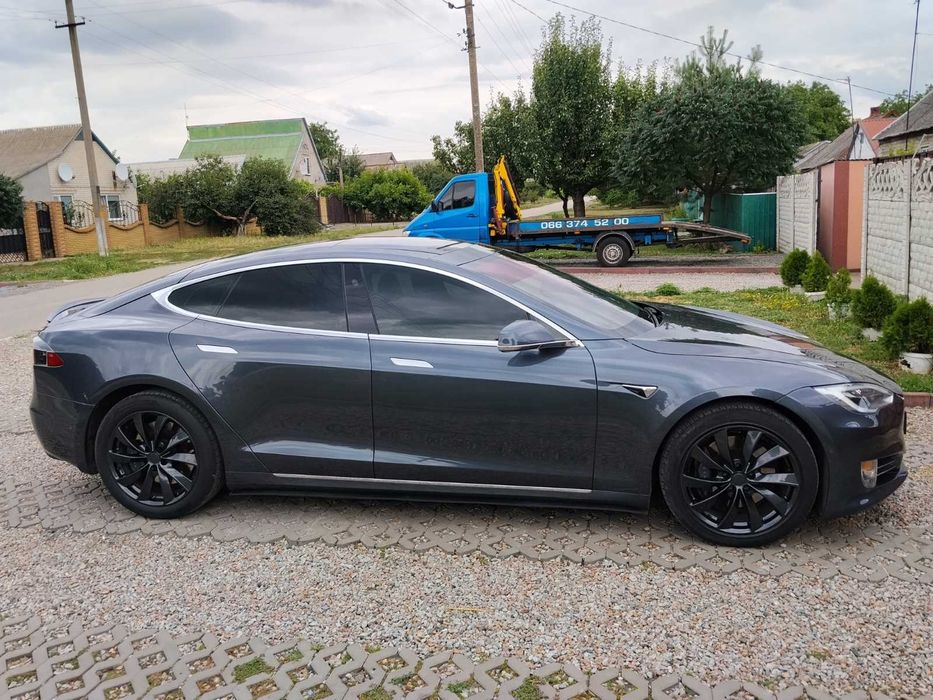 Тесла модел s 18 год . 100D
