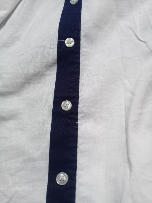 Biała koszula z granatowymi dodatkami