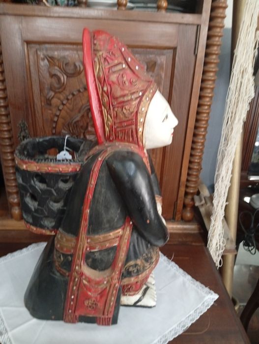 Estátua asiática em madeira