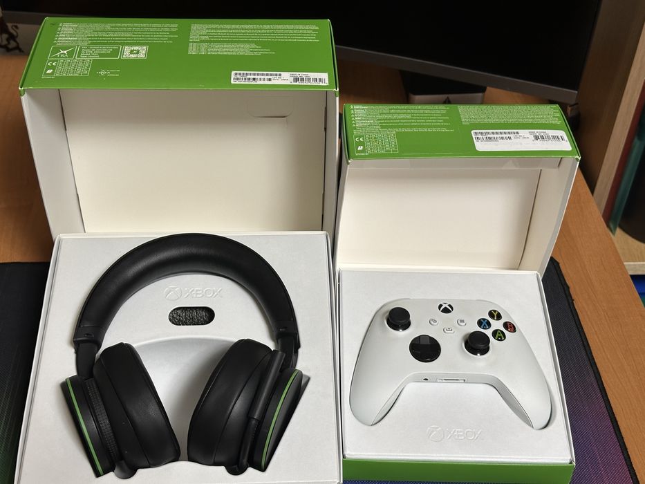 Xbox Series S + 2 x Xbox Wireless Controller + Xbox Wireless Headset