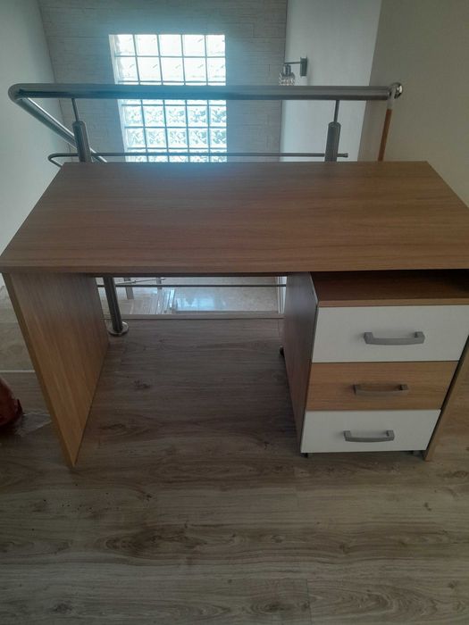 Solidne biurko z szafką