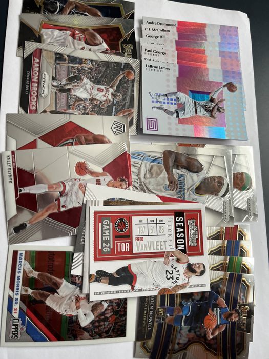 Karty Panini Basketball różne edycje - 42 sztuki