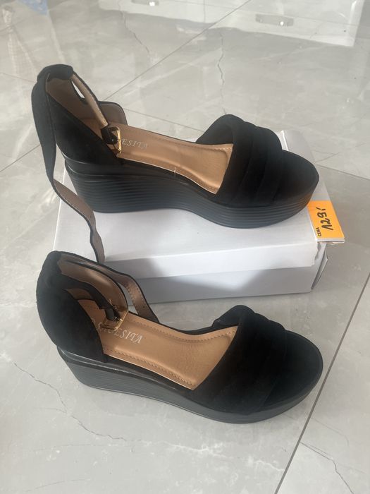 Nowe czarne sandałki