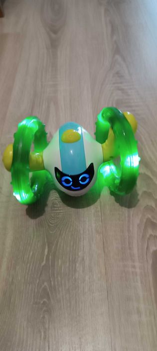 Robot divertido andante