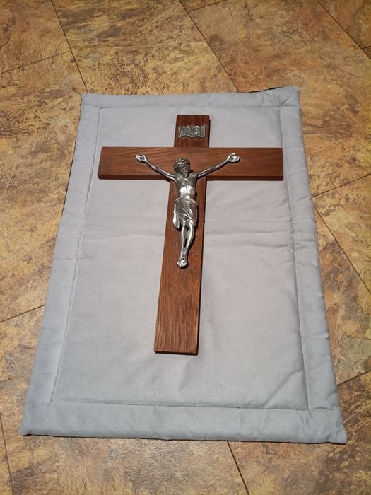 Krzyż drewniany na ścianę