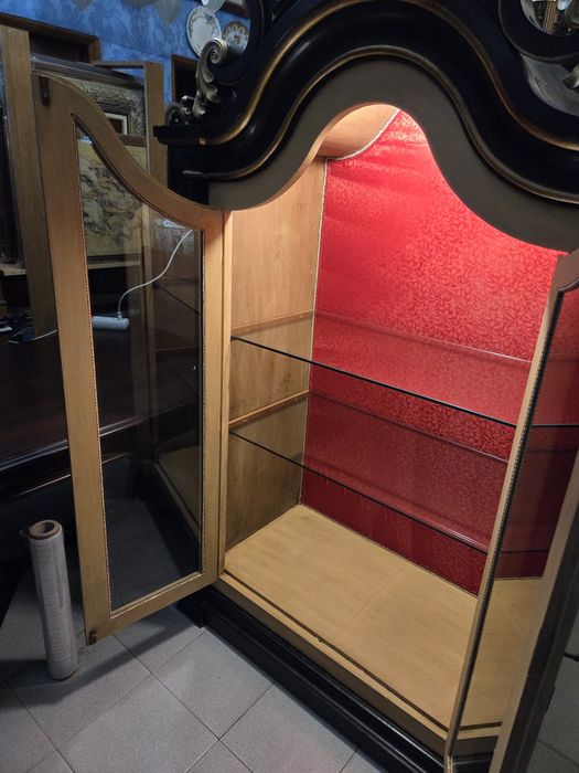 Imponente oratorio, vitrine em castanho