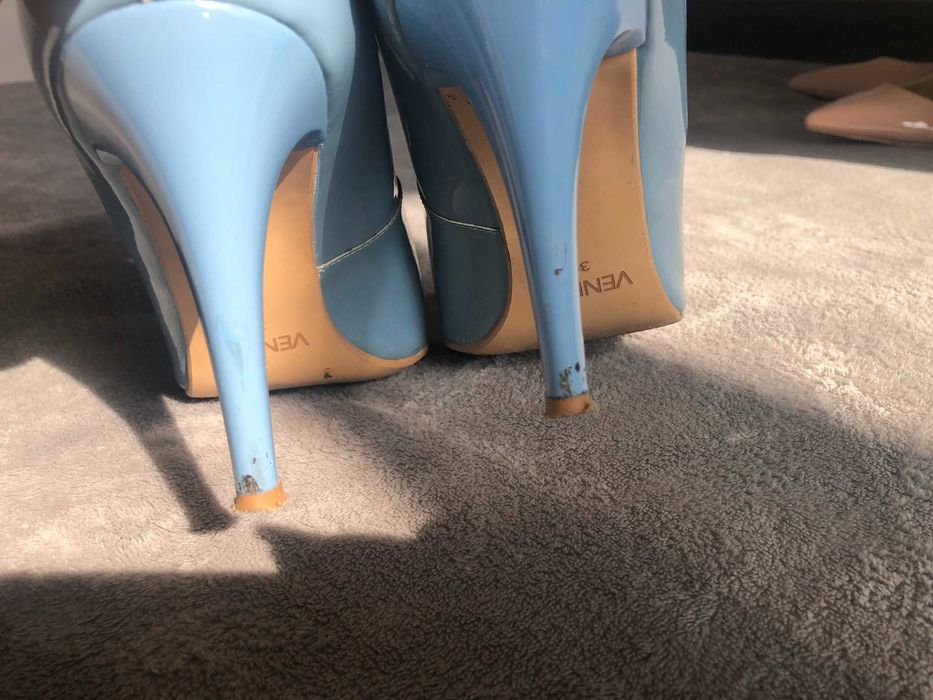 Błękitne skórzane szpilki