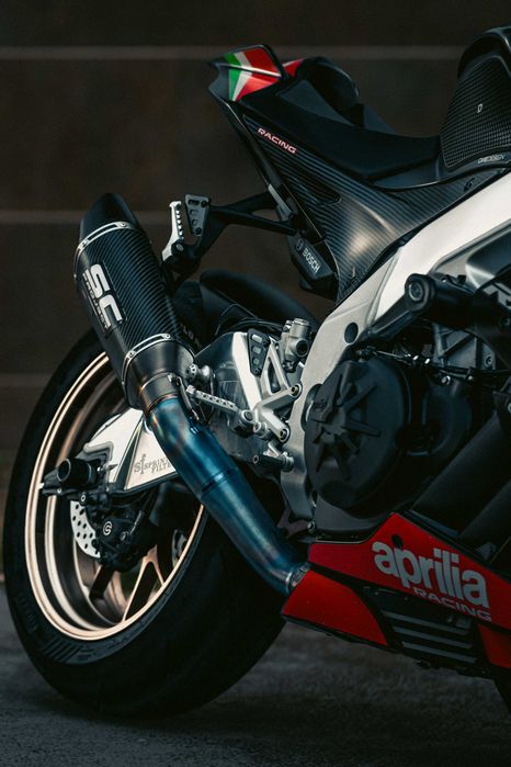 Aprilia rsv4 1100 factory