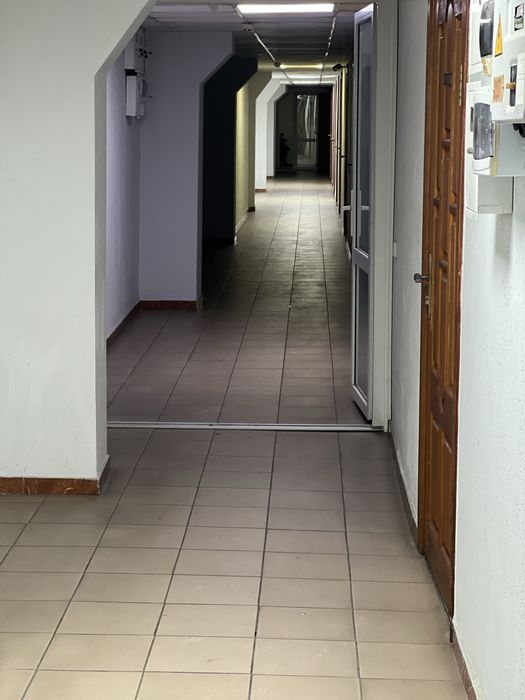 Нежитлова комерційна будівля