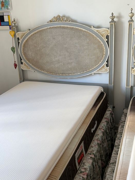 Duas camas individuais, com colchão e Sobre-colchao