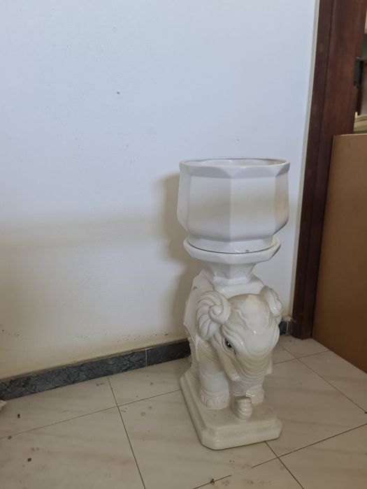 Elegante como base de vaso em ceramica