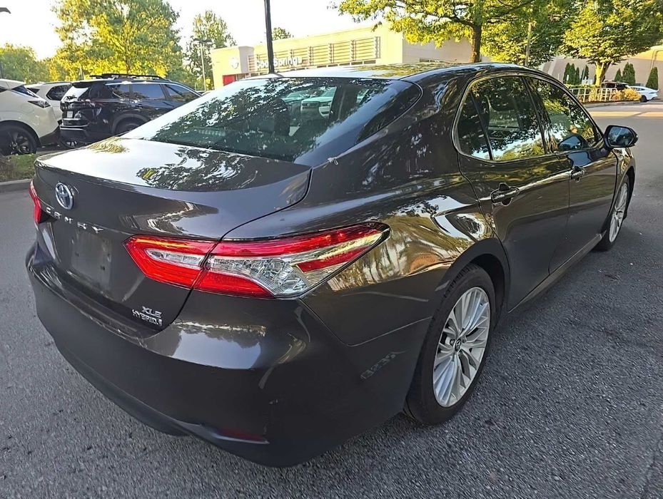 Toyota Camry Hybrid      2019